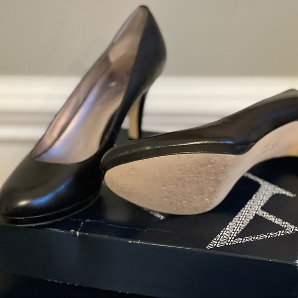 Black 7 1/2 Ann Klein pumps. Has a platform from toe to ball of foot. - Picture 3 of 3